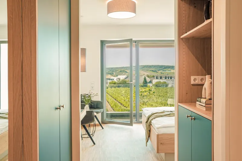 Gästezimmer mit offener Tür und Blick auf die Weinberge