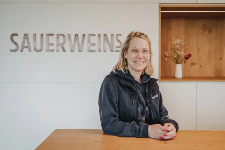 Jennifer in der Vinothek